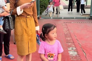 云达不莱梅vs奥格斯堡直播回放_云达不莱梅vs奥格斯堡在线观看直播免费_云达不莱梅vs奥格斯堡全场回放免费观看坏菜了！人妻：我老公打球 我女儿和闺蜜一起来送鞋