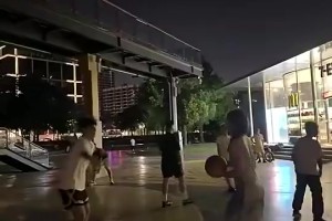 切尔西vs利物浦直播在线观看_切尔西vs利物浦视频免费直播_切尔西vs利物浦全场回放免费观看别看小姐姐穿连衣裙和拖鞋，看着架势真的会打球！
